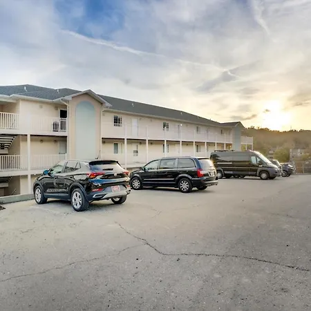 Luxurious Lake Ozark Condo With Pool Access
